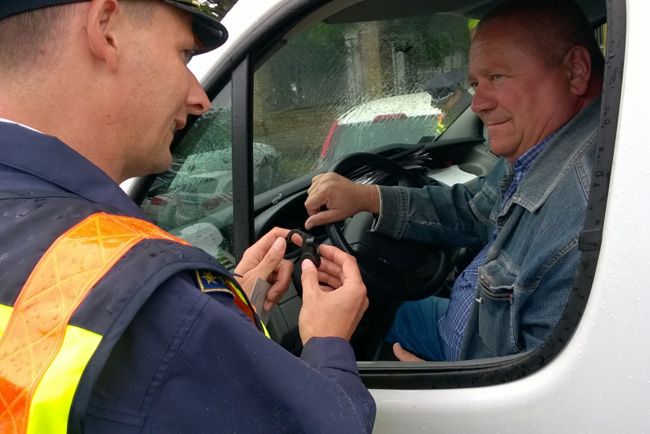 Alvásriasztót osztogattak ajándékba a győri rendőrök 1