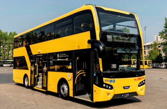 Nem az irígységtől sárgák 4 A VDL DLF-114 első ajtaja befelé, míg a hátsó kifelé nyílik. A második ajtóval pedig tágas peron található a kerekesszékesek, valamint a babakocsival utazók számára