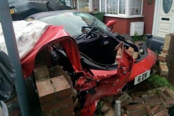 Ferrarit bérelt az esküvőre, rommá törte