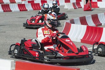 Itt a videó, hogyan alázta meg Räikkönen a társait