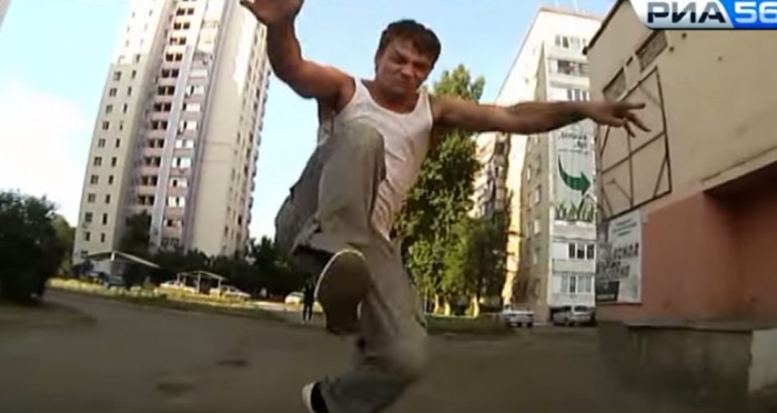 Van Damme? Nem, csak egy orosz gyalogos rúgta szét a szélvédőt!