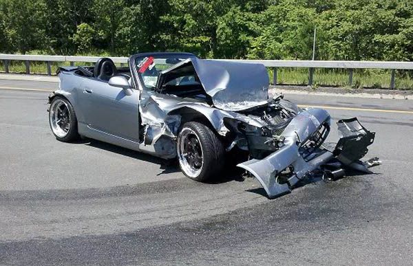 Így törj össze egy sportkocsit 16 mp alatt