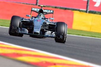 F1: Rosberg a leggyorsabb, Maldonado beleállt a falba