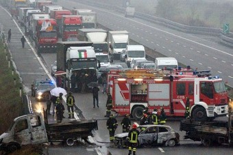 Égő autó és útzár az M0 körgyűrűn