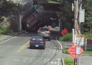 Szétrobbant a teherautó a híddal való találkozástól