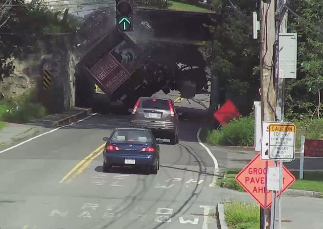 Szétrobbant a teherautó a híddal való találkozástól