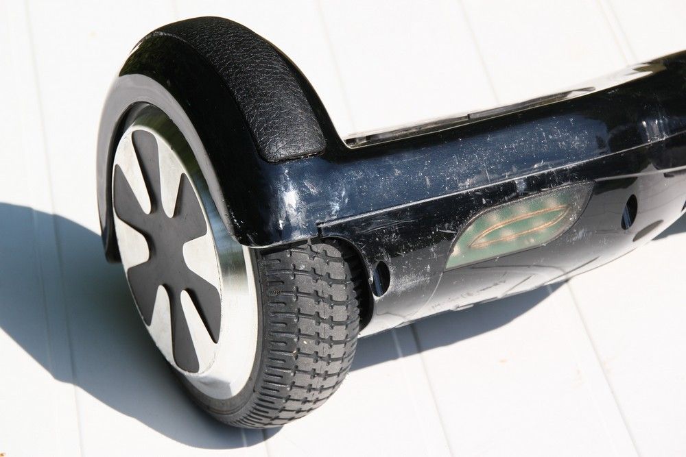 Kék fénnyel világít