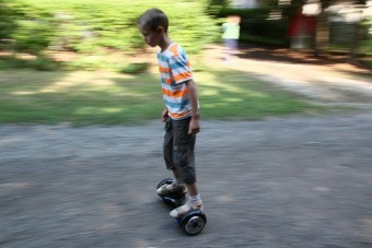 Gördeszka két, rossz helyen lévő kerékkel