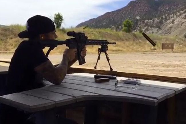 F1: Hamilton gépfegyverrel lövöldözött, levetették a felvételt