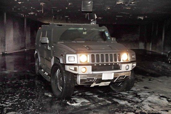 Ez a Hummer megúszta a tüzet, épp csak kormos lett a fényezése