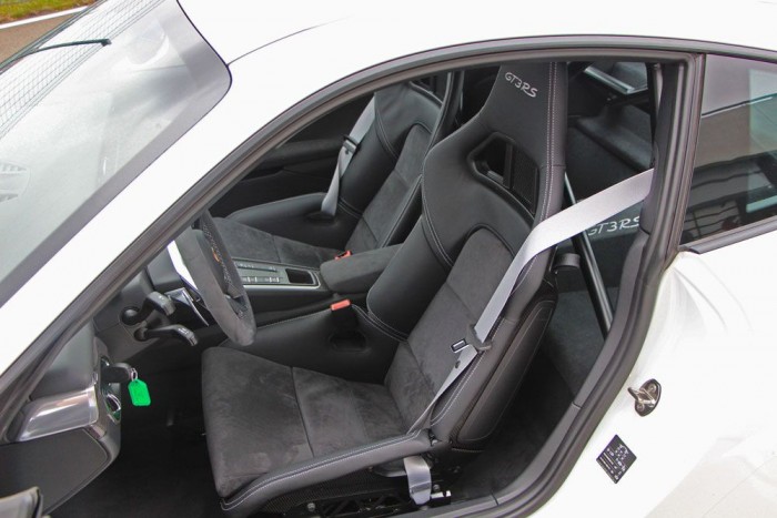 Az üléstámla nem állítható, a hatpontos öv és bukócső ingyen kérhető