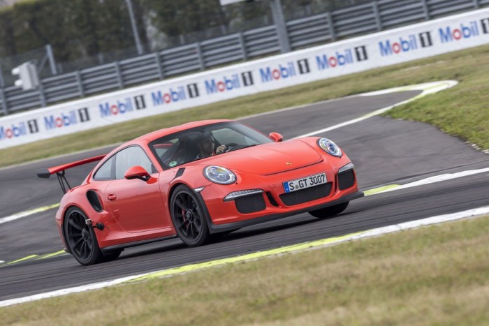 Hiába félig versenyautó, pofonegyszerű vezetni, minden rezdülését érezni