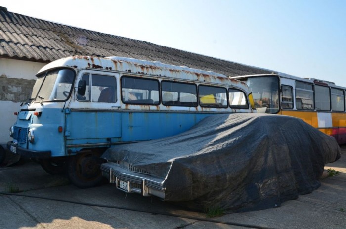 Az első szerzemény, az öreg Robur, mellette letakarva egy végtelen ciklusba került projekt.