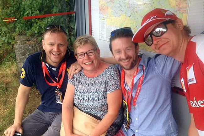 F1: Räikkönen az anyukájával szelfizett