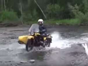 Őrült oroszok mutatják a férfias folyóátkelés módját