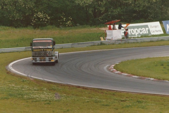 Nem rombolták le a kamionok a Hungaroringet 3 1987-ben egy kamionmentő volt, idén kettő lesz. A nem vontatható járműveket daruval mentik a rendezők. Az elismert sportszakmai csapat több mint 200 emberből áll, például rajtbírókból és boxtűzoltókból