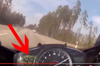 300-zal tépett a motoros, de a Mercit nem érte utol