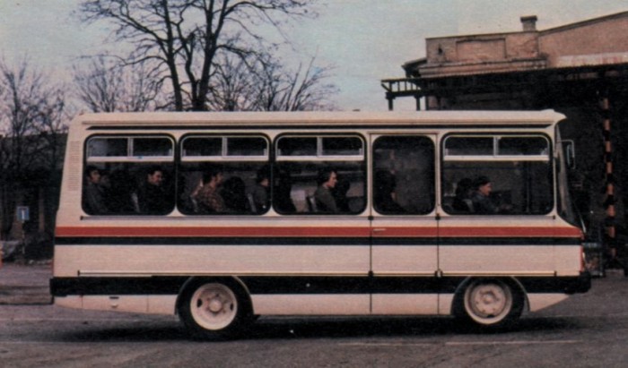 A vezető mellett ülő utasnak bőséges helye volt. Lényegében kiváltság volt itt ülni