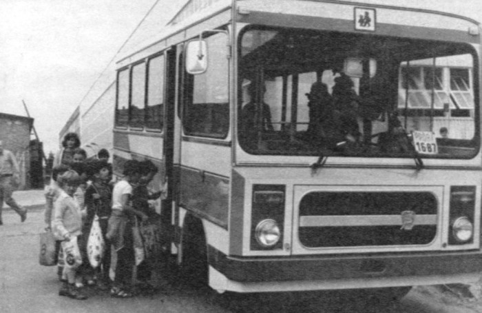 Levegőben úszó buszt készítettünk a csehekkel 3 A képen egy légkondicionált változat látható, melyet tanácsi vezetők és pedagógusok számára mutattak be.