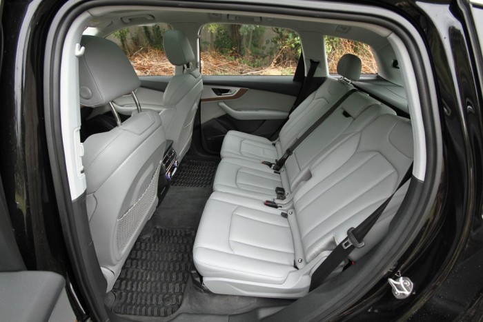 Dönthető háttámlák és temérdek hely