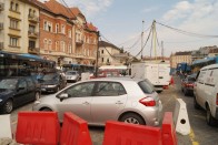 A Moszkva téren gyakran változik a forgalmi rend, élelmes autósok még parkolóhelyet is találnak a vakondtúrások között