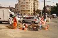 Vajon mekkora lesz a közlekedési káosz szeptember elsején, amikor a széttúrt Budapestre rászabadul a reggeli-esti, iskolásokat szállító autótömeg is?