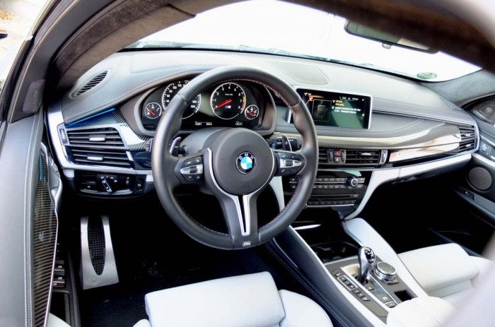 Kokainnal etetett elefánt hátán ülni 10