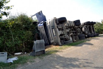 Felborult a kamion, alászorult a sofőr - fotók