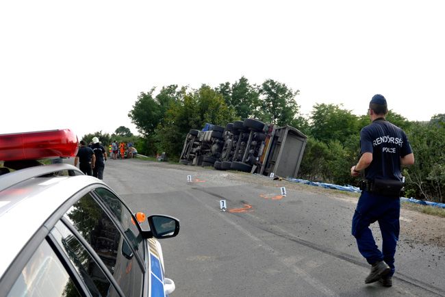 Felborult a kamion, alászorult a sofőr – fotók 5