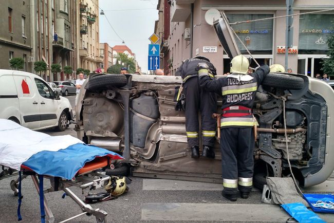 Felborult egy autó Budapesten, beszorult a sofőr 1