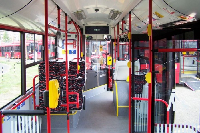 A csuklós Solaris Trollino utastere a második ajtótól 