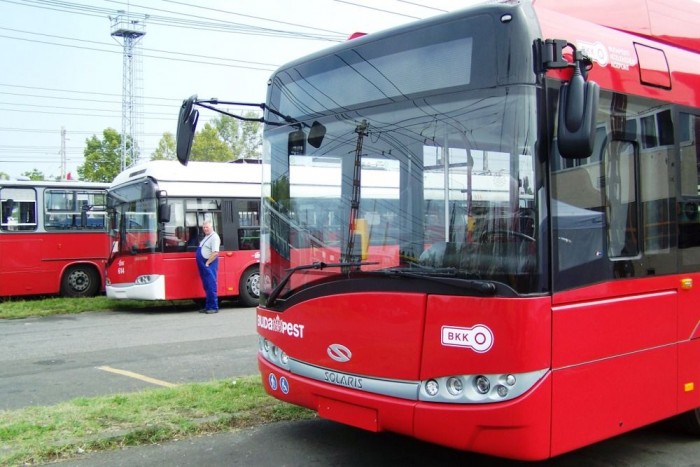 Bemutatkoztak Budapest új trolijai 2 Egymás mellett a 2005-2007 között vásárolt Ganz-Solaris Trollino és a most vásárolt flotta egy-egy darabja