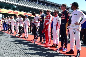 F1: A versenyzők Vettelék mellé álltak