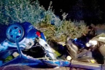 Kettészakadt az autó, túlélték az utasok