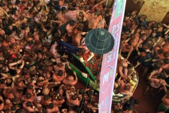 Megdobálta a tömeg a Google Utcakép-autóját