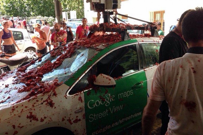 Megdobálta a tömeg a Google Utcakép-autóját 7