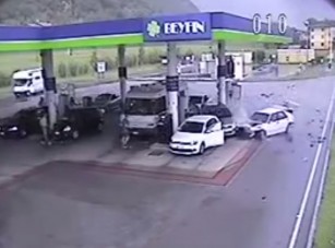 Lezúzta a benzinkutat egy gyorshajtó Porsche