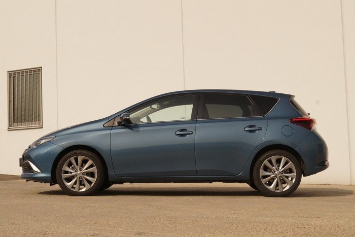 Így hasít a turbós Toyota Auris 8 2,6 méteres tengelytávjával a szűkebb mai kompaktok közül való az Auris (Kia Ceed: 2650, VW Golf 7: 2637 mm)