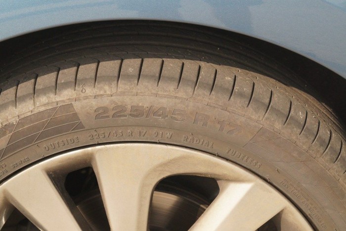 Így hasít a turbós Toyota Auris 7 Az Executive felszereltség része a 115 lóerős 1,2-esen teljesen indokolatlan, ellenben kátyúzás, defekt után nagyon drágán pótolható sportos 17-es abroncs