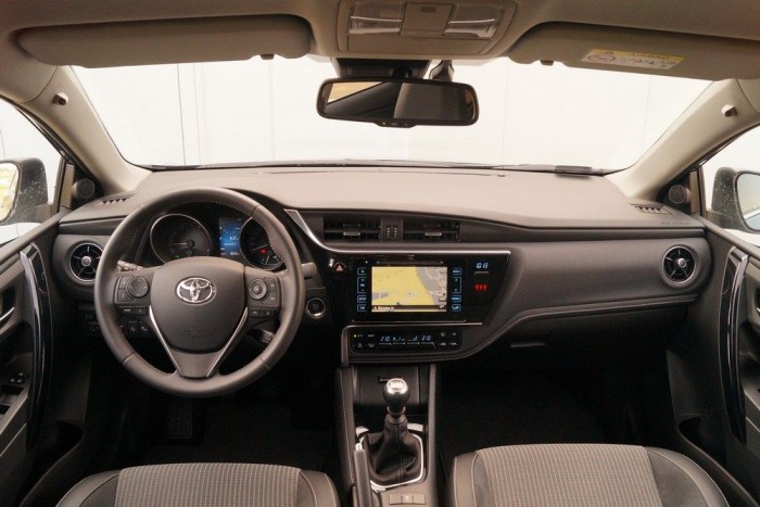 Így hasít a turbós Toyota Auris 9 A függőleges felületű műszerfalban nem harmonikus a sokféle szellőző, kijelző, gomb, de van egy ilyen szerethető, tipikus elborult japán hangulata az egésznek