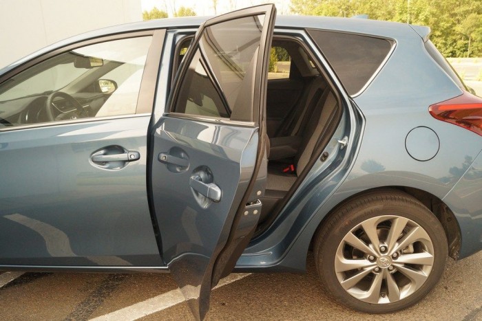 Nem nyílik elég szélesre a hátsó ajtó, nem kellemes a beszállás, gyerekülés-pakolás