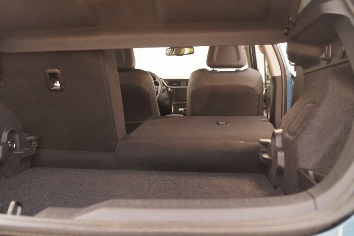 A mozgatható csomagtérpadlót a felső állásba téve alakítható ki sík felület a ledöntött támlákkal