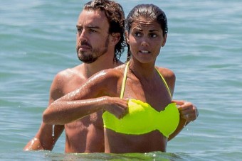 F1: Bikiniben fotózták le Alonso bombázó barátnőjét