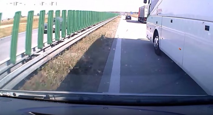 Ilyen amikor egy busz takarít le az útról