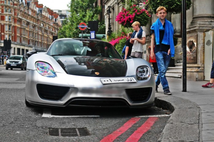 Erre a Porschéra lazán odahányták a rendszámot 5