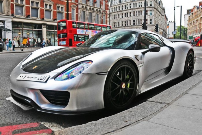 Erre a Porschéra lazán odahányták a rendszámot 6