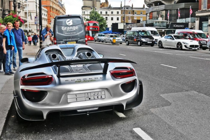 Erre a Porschéra lazán odahányták a rendszámot 8