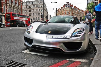 Erre a Porschéra lazán odahányták a rendszámot