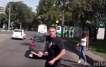 Balta, lőfegyver került elő az utcai balhéban