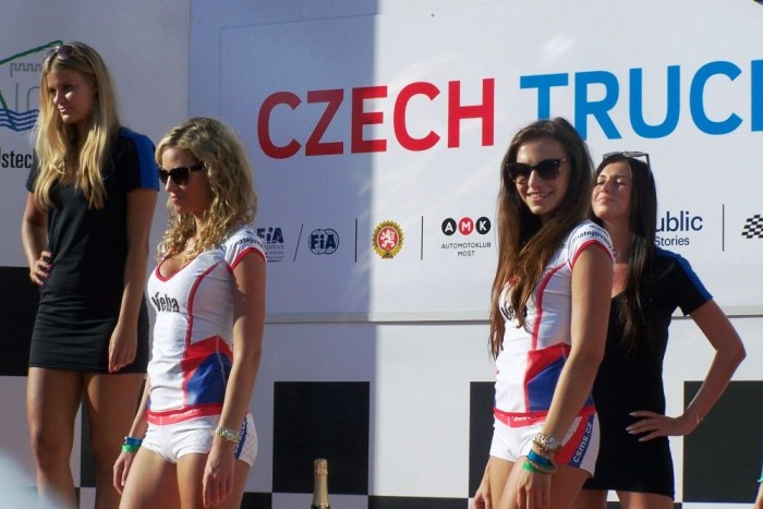 Egy nőt nem illik letaszítani a dobogóról 7 Az utolsó futam eredményhirdetésénél a Buggyra istálló hosztesz lányai is előkerültek. Nem hiába az öröm: sikerült két dobogós helyet vinni.